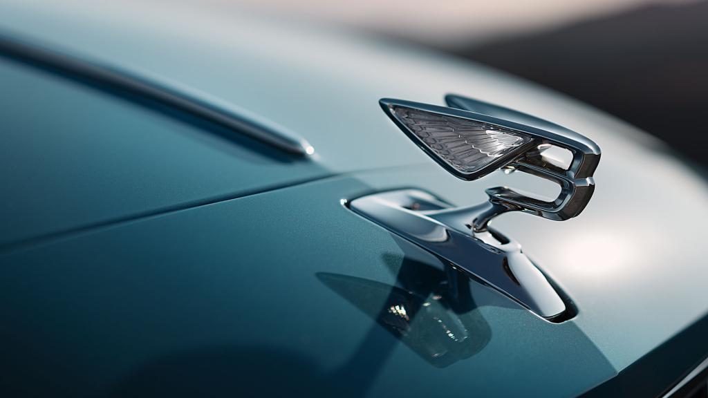 Close up of Illuminated Flying ‘B’ radiator mascot – bright polished stainless steel set in the front end Bentley Flying Spur 