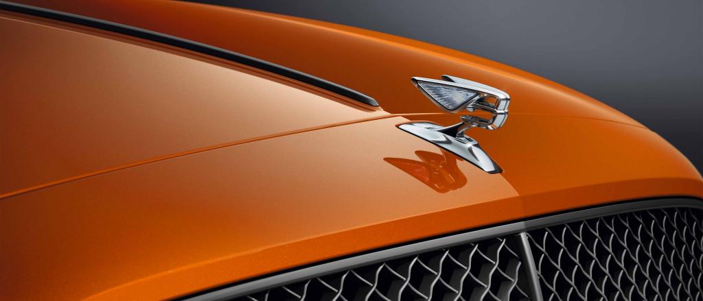 Front Blackline grille of Bentley Flying Spur Speed in Orange Flame featuring Bentley Radiator Mascot