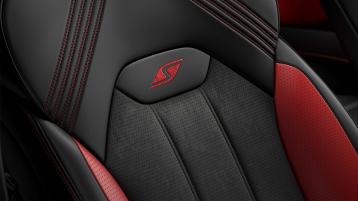 Bentley Bentayga S seat with detailed red Hotspur stitching and black Beluga coloured hide featuring S Contrast Emblem Stitching 
