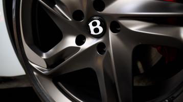 Close up of 22" 5 spoke directional alloy wheel – black painted featured in Bentley Batur