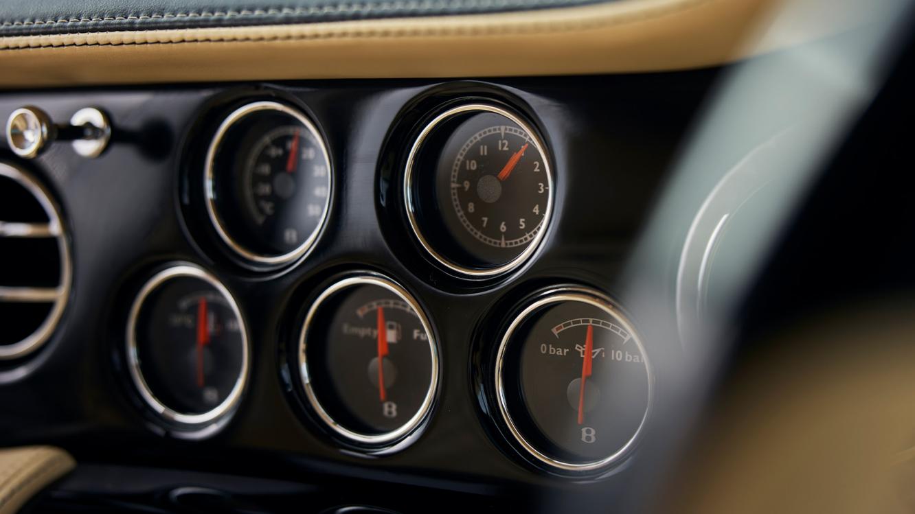 Center console of Hubert de Pelet's Bentley Arnage T.