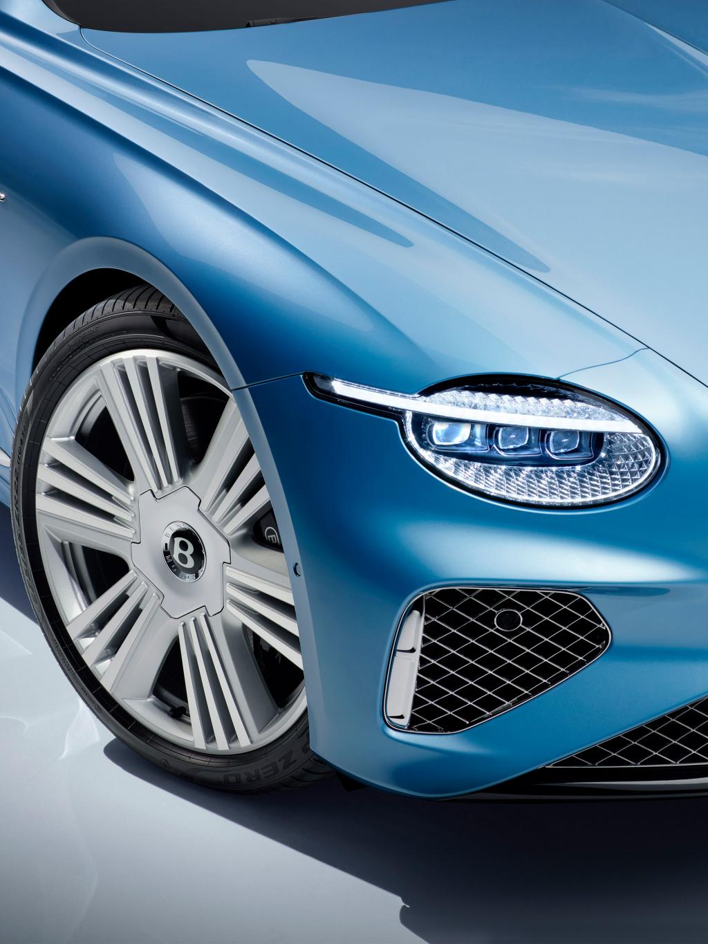 Close up of the new Azure exclusive 22' directional wheel featured on the new hybrid Bentley Continental GT Azure