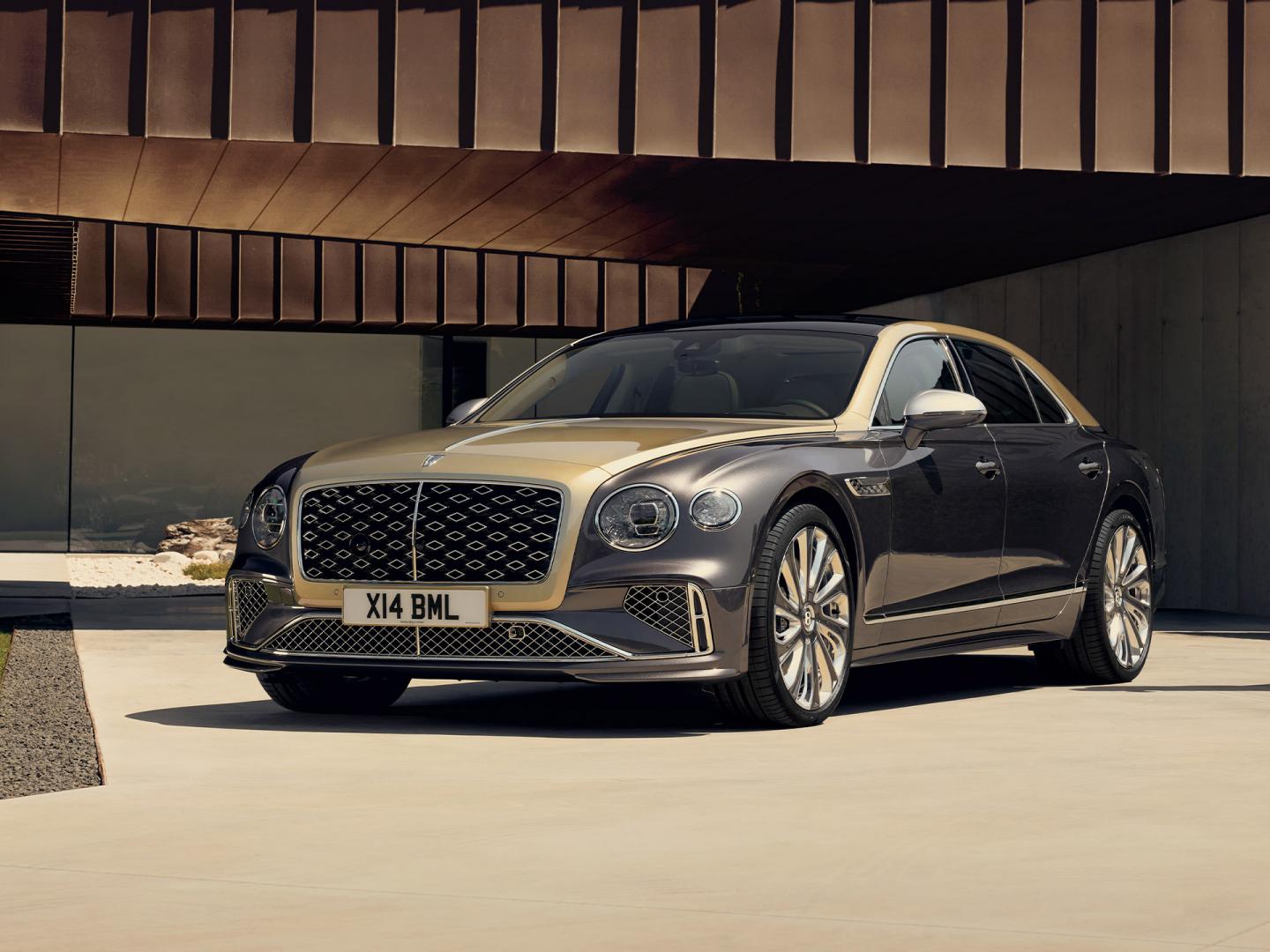 Front three quarter of the new hybrid Bentley Flying Spur in Duo Tone exterior colours and Mulliner exclusive 22" directional wheels