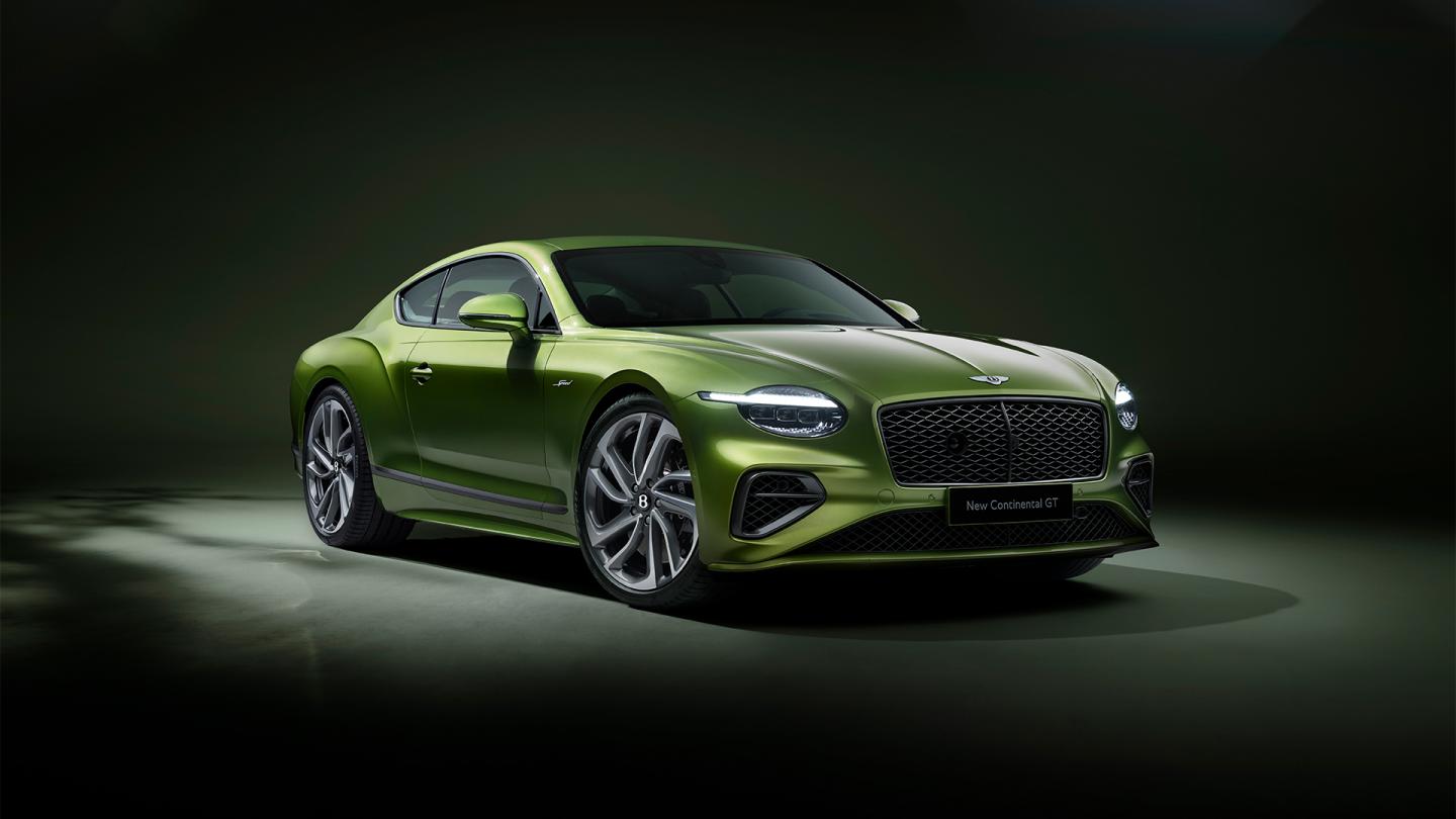 Front three quarter of the new hybrid Continental GT Speed in Tourmaline Green with Blackline Specification and 21 inch directional and diamond cut Speed wheels