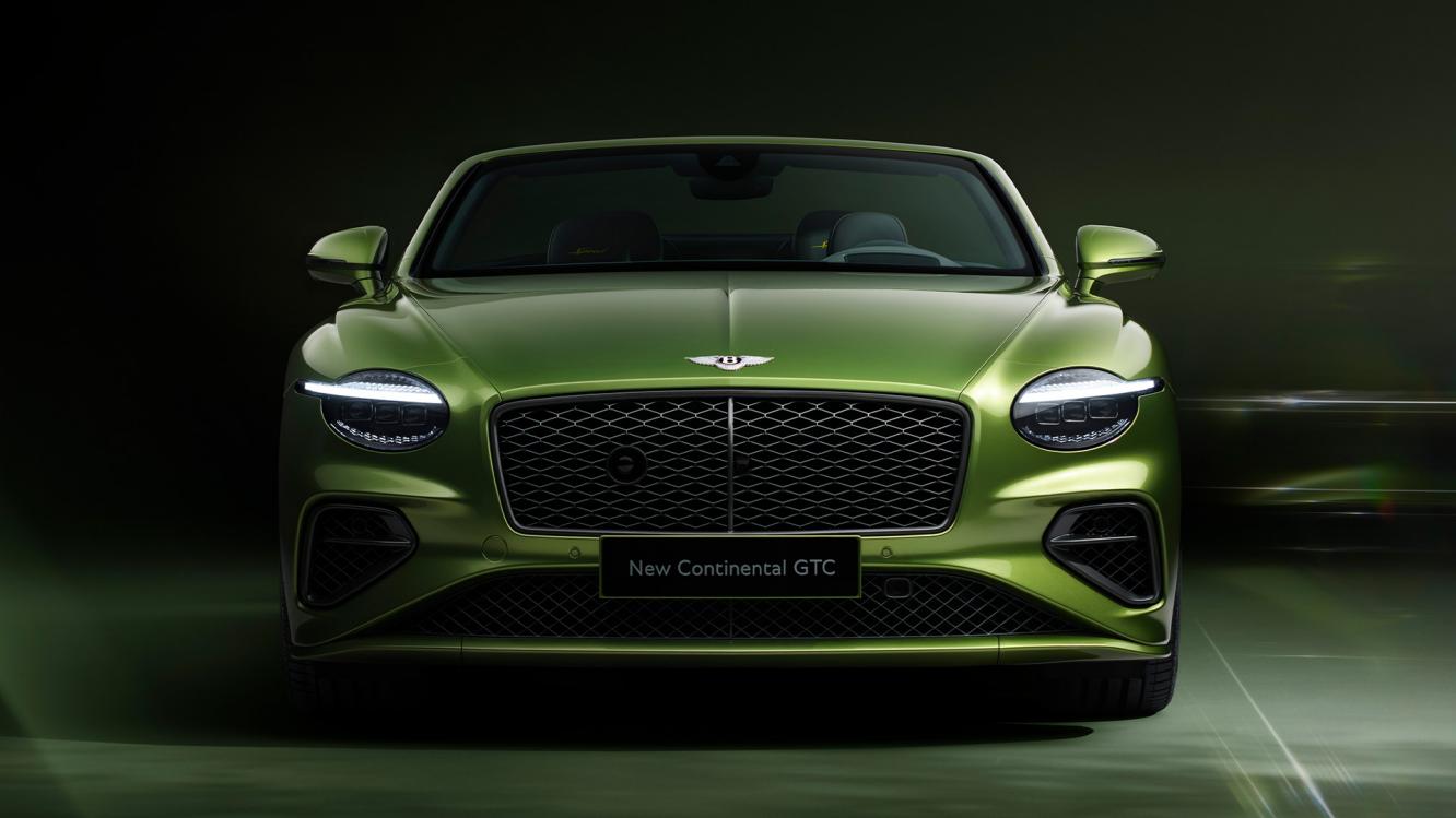 Front profile of the first edtion of the new hybrid Continental GTC Speed in Tourmaline Green with Blackline Specification and 21 inch directional and diamond cut Speed wheels