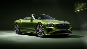 Front three quarter of the new hybrid Continental GTC Speed in Tourmaline Green with Blackline Specification and 21 inch directional and diamond cut Speed wheels