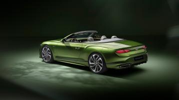 Rear three quarter of the new hybrid Continental GTC Speed in Tourmaline Green with Blackline Specification and 21 inch directional and diamond cut Speed wheels