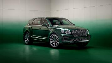 Front three quarter of the Bentayga Atelier Edition in Emerald exterior colour with bright chrome accents
