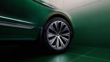 Close up the 22 inch bright chrome directional wheel on the Bentayga Atelier Edition