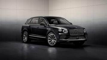 Front three quarter of the Bentayga Atelier Edition in Light Onyx exterior colour with bright chrome accents