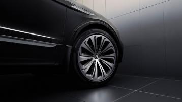 Close up the 22 inch bright chrome directional wheel on the Bentayga Atelier Edition