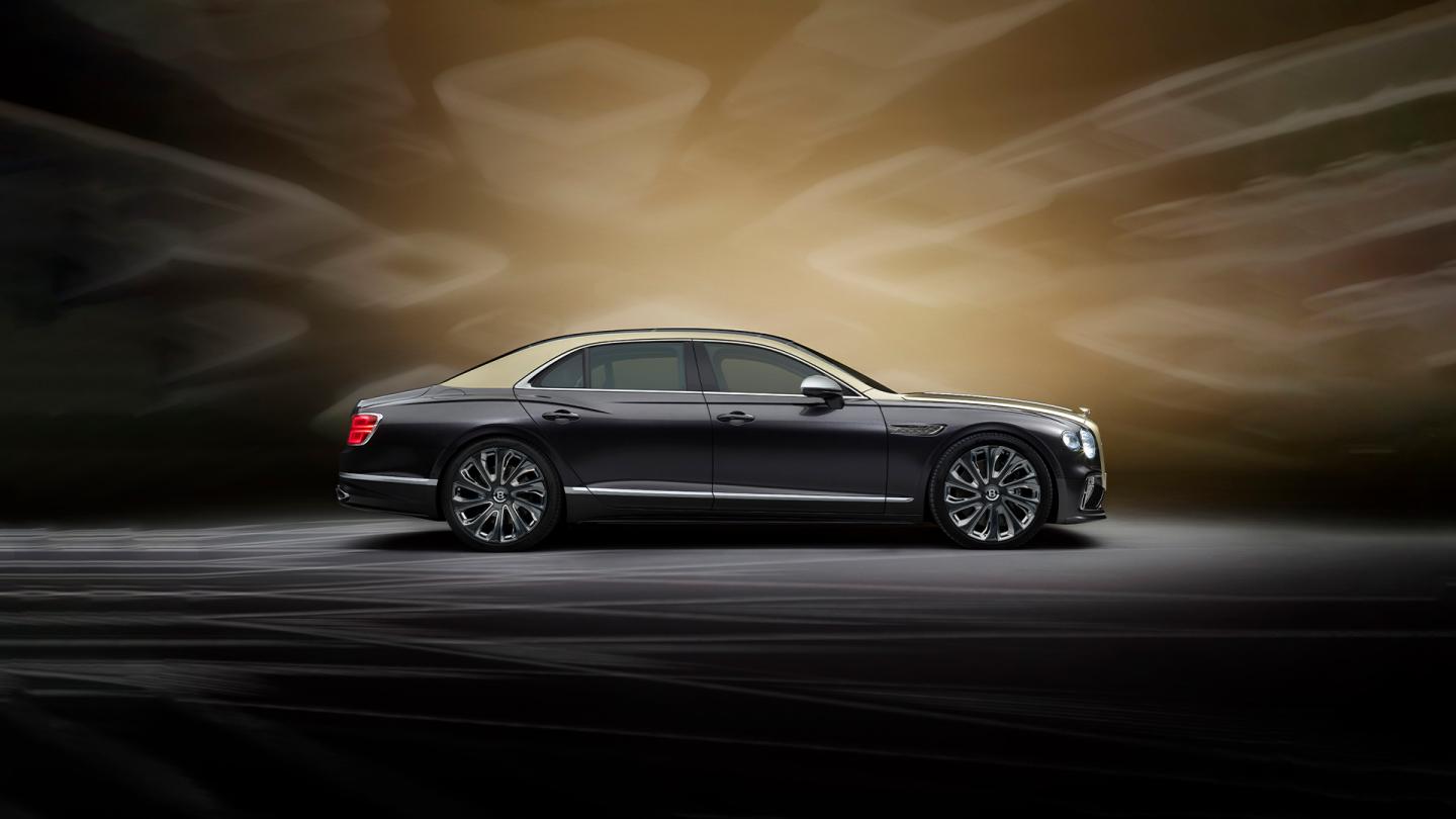 Side profile of the new hybrid Flying Spur Speed in Tourmaline Green and new Speed directional wheels