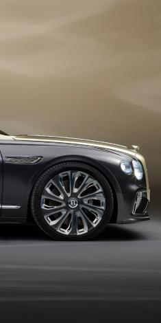 Close up of Bentley Flying Spur Mulliner 22" directional painted and polished wheel
