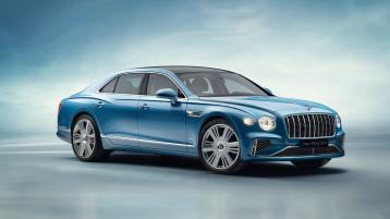 Front three quarter of the new hybrid Bentley Flying Spur Azure in Light Windsor Blue featuring 21 inch diamond cut wheels