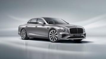 Front three quarter of the new hybrid Flying Spur in the Moonbeam exterior colour and featuring directional 22' wheels