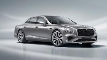 Front three quarter of the new hybrid Bentley Flying Spur featuring a Moonbeam exterior and 22' directional polished wheels