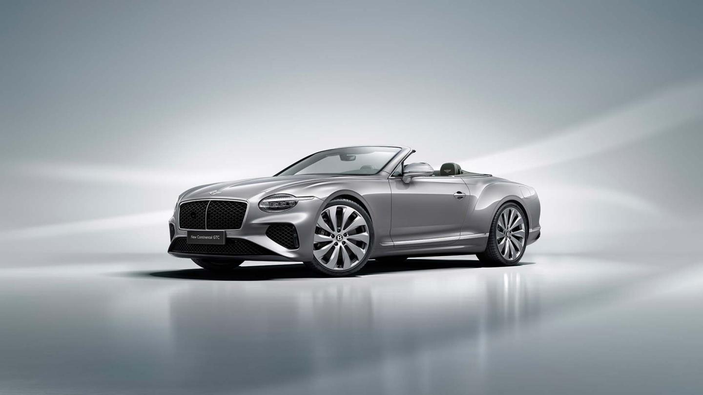 Front three quarter of the new Continental GTC in moonbeam featuring 22 inch polished directional wheels