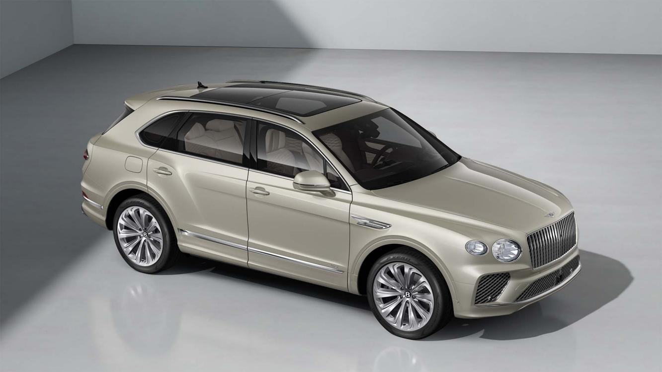 Front three quarter of a Bentley Bentayga Azure in White Sand exterior colour and featuring 22" Ten Spoke Polished Wheels