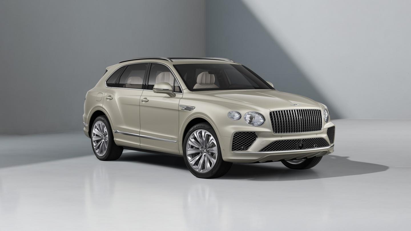 Front three quarter of a Bentley Bentayga Azure in White Sand exterior paint and featuring 22" Ten Spoke Polished wheels