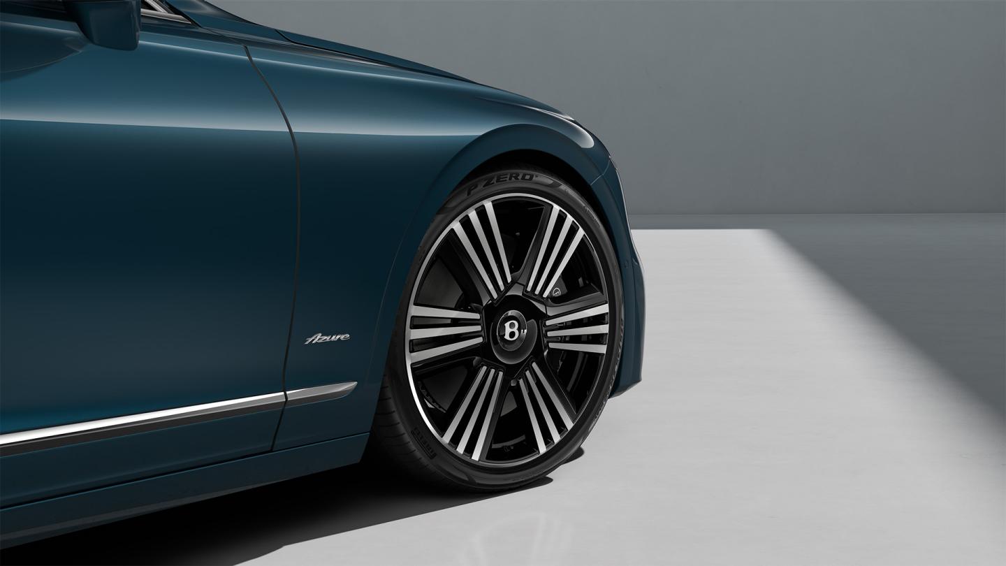 Close-up of the Bentley Flying Spur Azure 22" Azure Black & Machined wheel.
