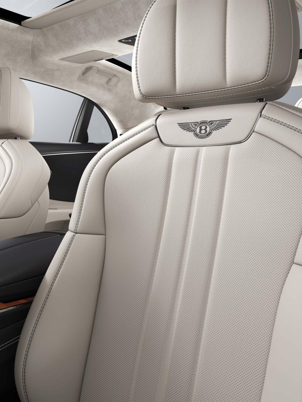 Interior view of the Bentley Flying Spur driver’s seat in Linen and Imperial Blue.