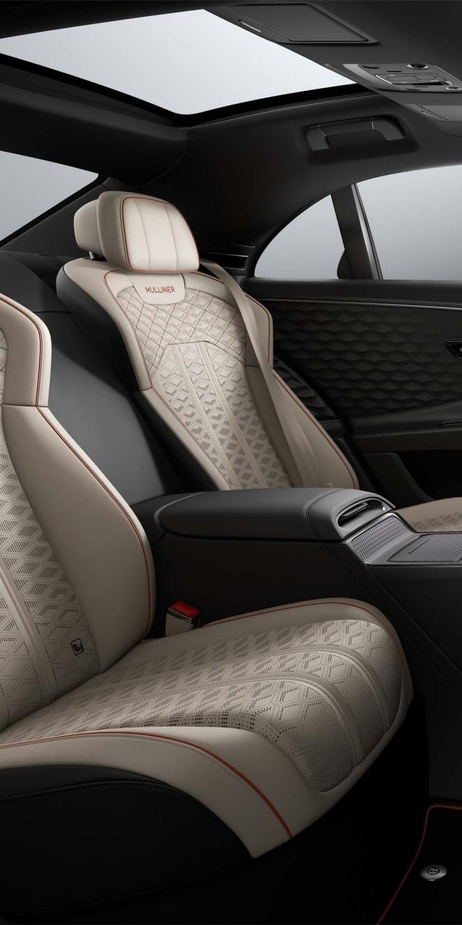 Nahaufnahme des Beifahrersitzes im Bentley Flying Spur Mulliner mit Lederbezug in Linen.