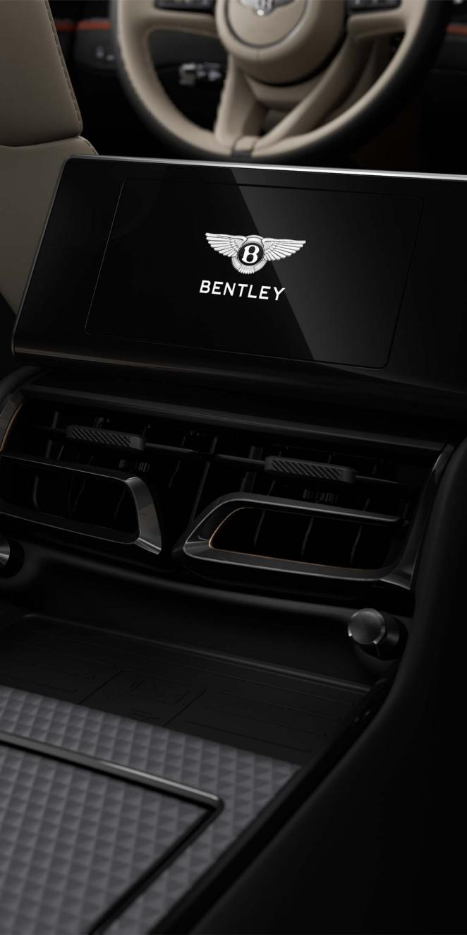Innenansicht des Bentley Flying Spur Mulliner mit Blick auf die Bildschirme des Fond-Entertainment-Systems.