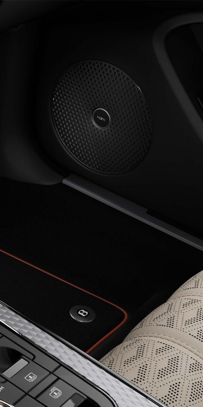 Nahaufnahme der Bedienelemente und eines „Naim for Bentley“-Lautsprechers im Bentley Flying Spur Mulliner.