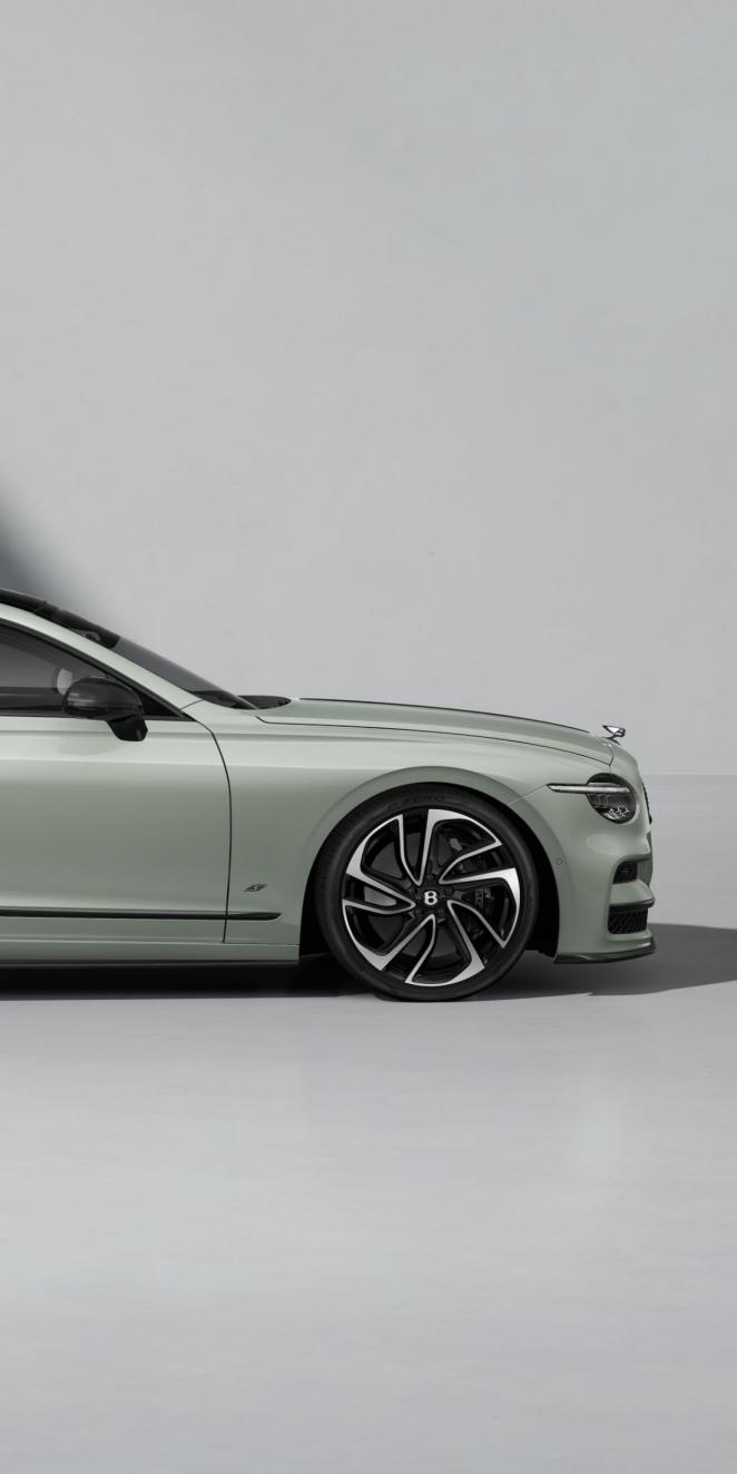 Side view of the front of the Bentley Flying Spur S in Opalite with Blackline Specification and black exterior detailing.