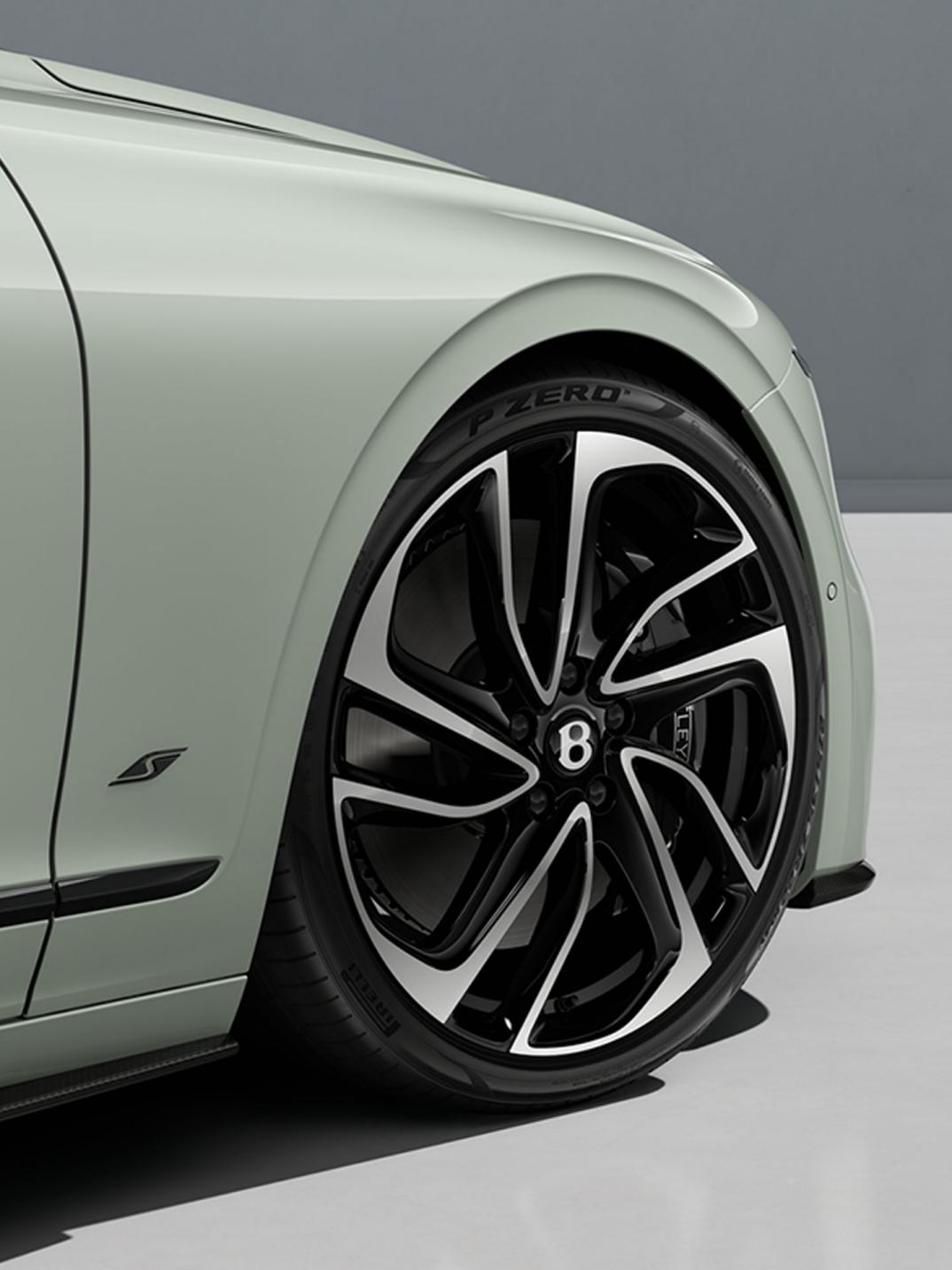 Close-up of the Bentley Flying Spur S 22" Ten Swept Spoke Black & Machined wheel.