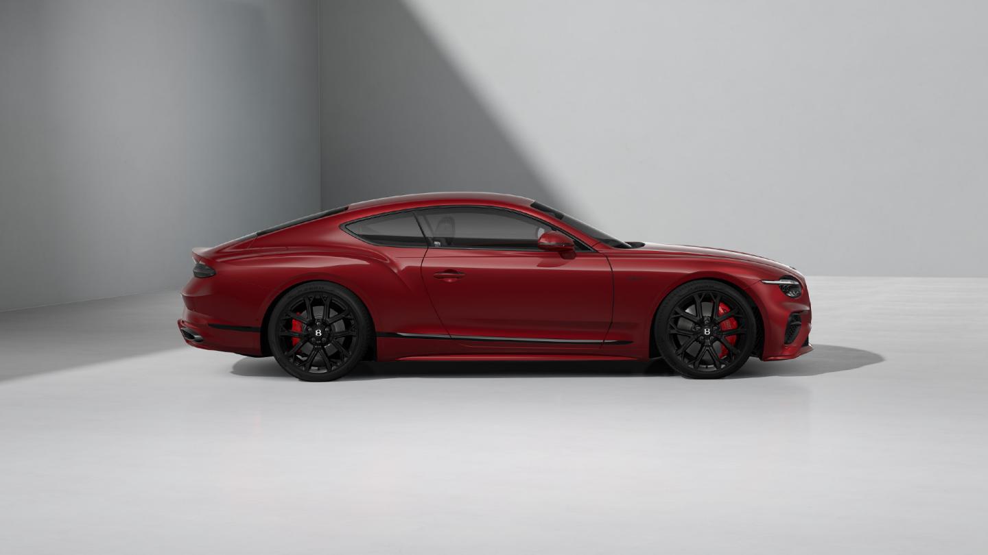 Side profile of the Bentley Continental GT Speed in Candy Red with the Blackline Specification and 22‑inch Ten‑Spoke Sports Wheels in black.