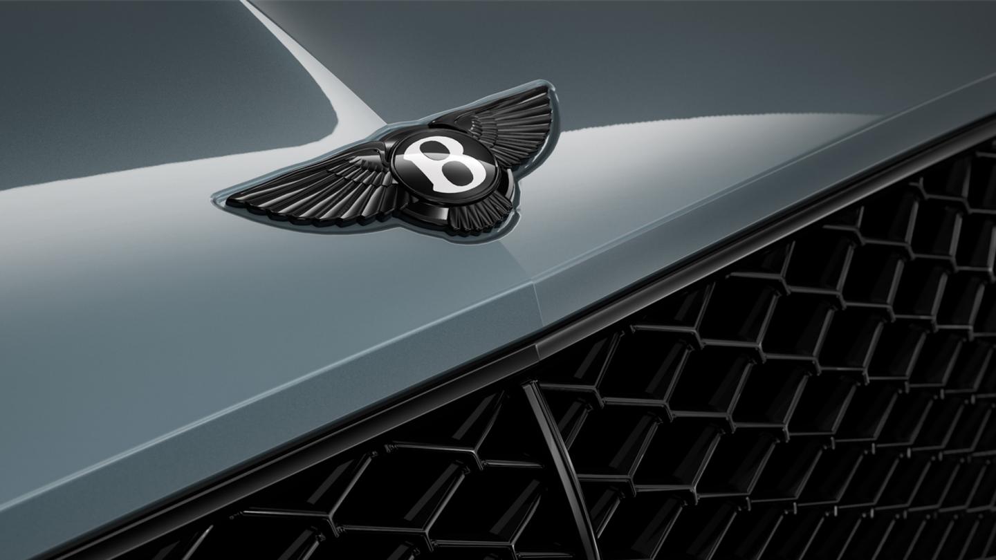 新型ベントレー コンチネンタル GT アズール ハイブリッド、ステアリングホイール越しのドライバーズディスプレイ