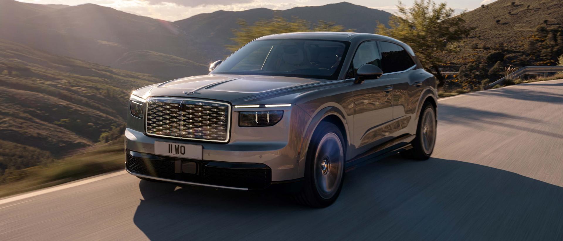 Bentley Torcal в цвете Astral на горной дороге