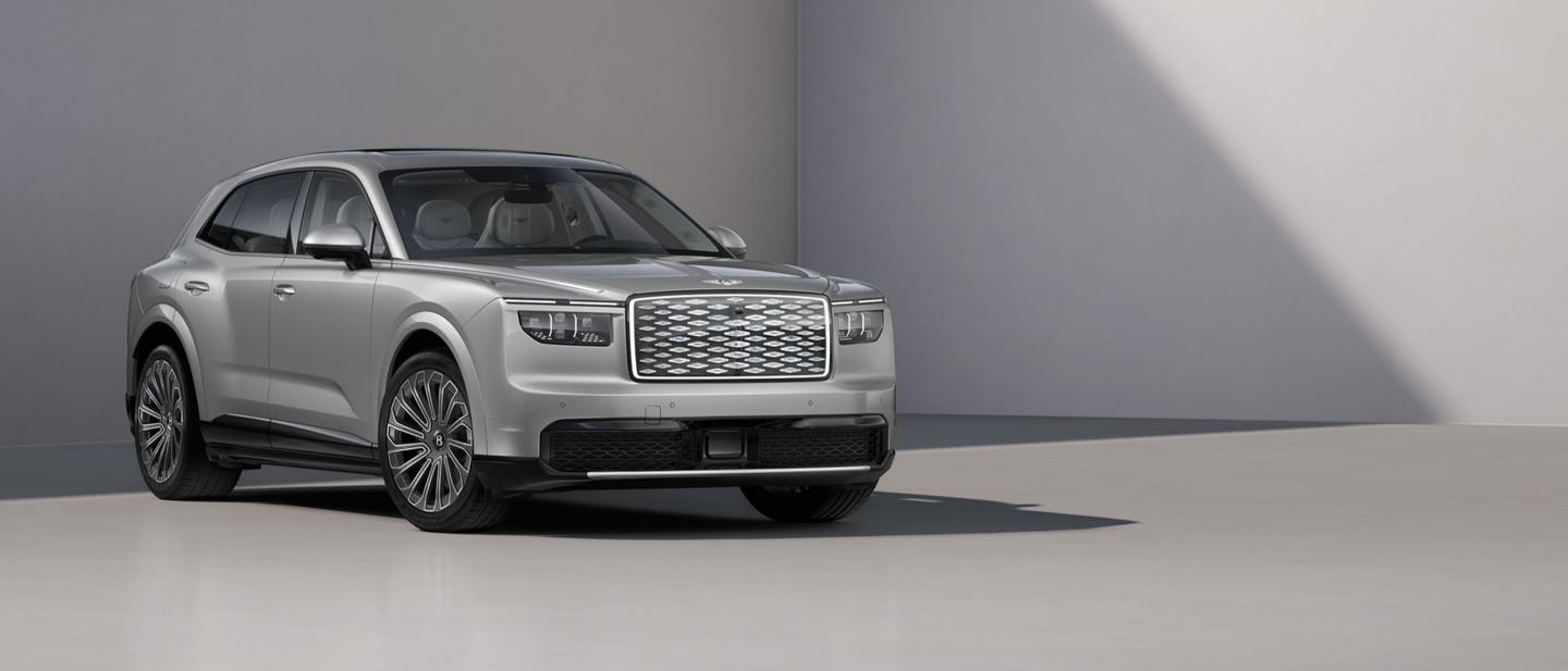 Front three-quarter shot of the Bentley Torcal in Astral.