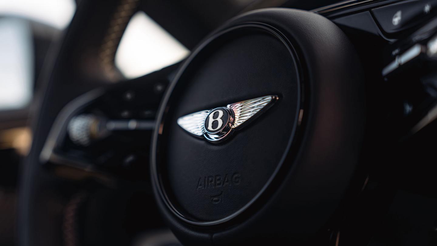 Close-up of the Bentley Torcal S steering wheel with Glaze and Beluga interior trim.