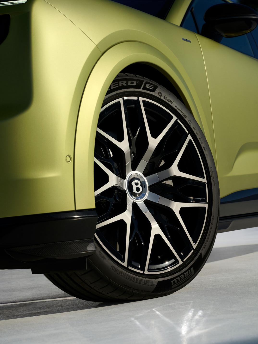 Close-up of the Bentley Torcal S 22" First Edition Wheel in Black with Liquid Silver Spokes.