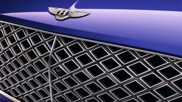 Bentley Bentayga EWB Mulliner in Tanzanite Purle colour close up view featuring Double Diamond radiator grille - Bright