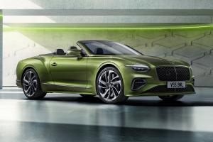 Front of the new hybrid Continental GTC Speed in Tourmaline Green with 22 inch directional wheels