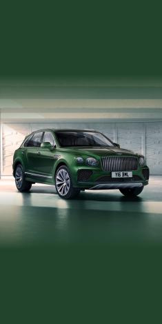 Front three quarter of the Bentayga Atelier Edition in an Emerald exterior colours with bright chrome accents