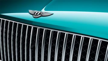 Close up of Bentayga with Topaz Blue by Mulliner paint