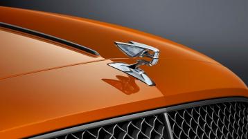 Detailed view of Illuminated Flying ‘B’ radiator mascot – bright polished stainless steel for Bentley Flying Spur Speed in Orange Flame colour
