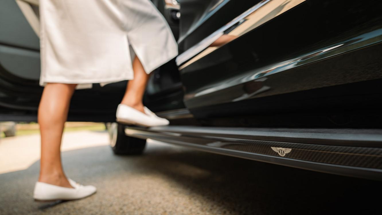 Fixed sill steps on the side of a Bentey Bentayga
