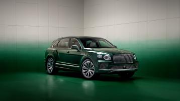 Front three quarter of the Bentayga Atelier Edition in an Emerald exterior colours with bright chrome accents