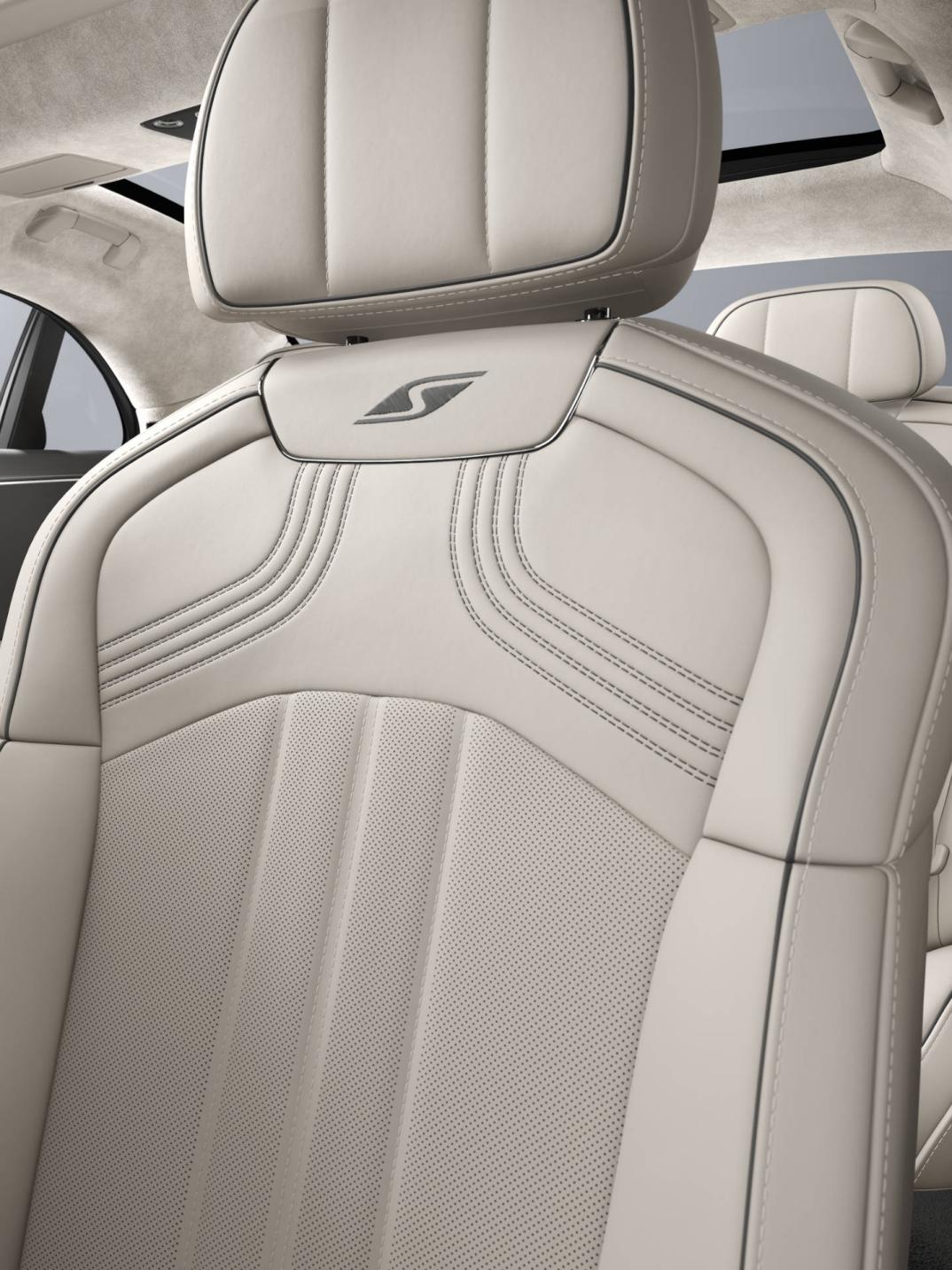 Interior view of the Bentley Flying Spur S driver’s seat in Linen and Gravity Grey.